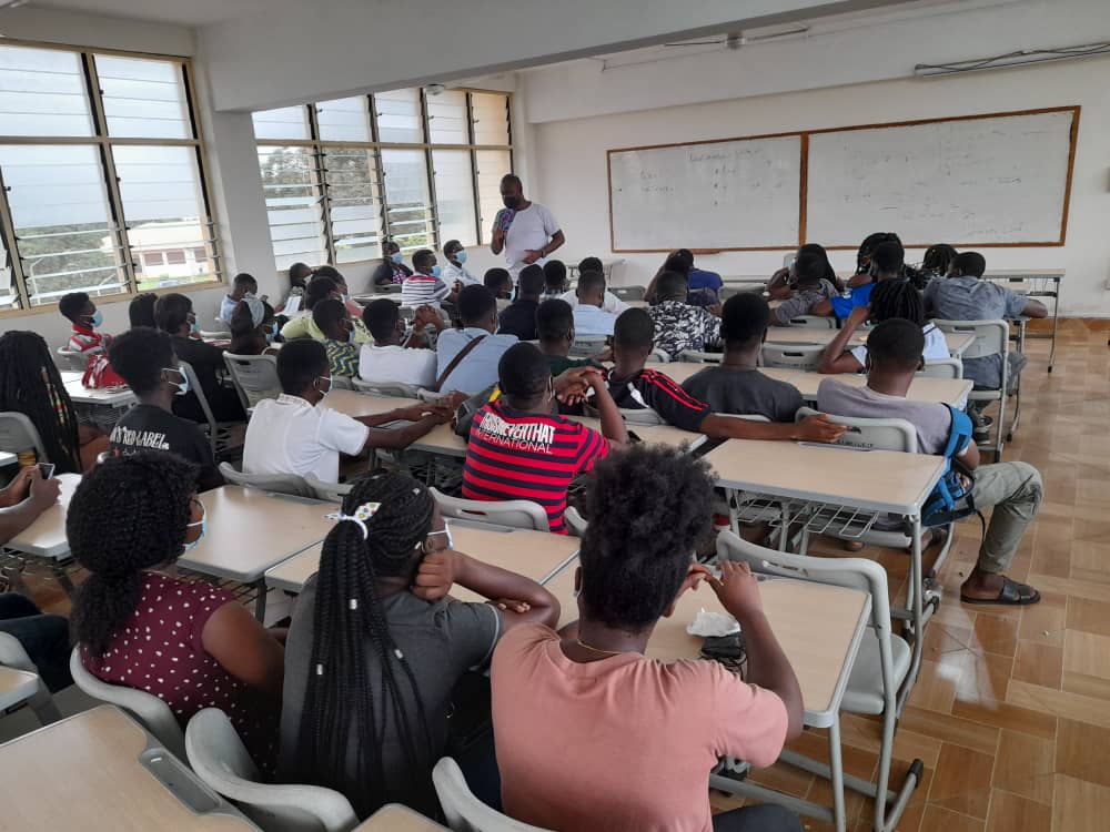  ALUMNI JERRY GAVU (DIRECTOR AT STANDARD CHARTERED BANK) INTERACTING WITH OUR THIRD YEAR LAND ECONOMY STUDENT ON VALUATION FROM A BANKERS PERSPECTIVE