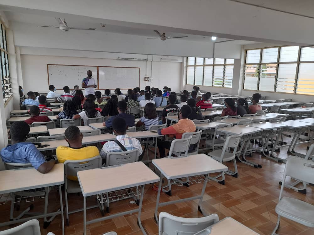  ALUMNI JERRY GAVU (DIRECTOR AT STANDARD CHARTERED BANK) INTERACTING WITH OUR THIRD YEAR LAND ECONOMY STUDENT ON VALUATION FROM A BANKERS PERSPECTIVE